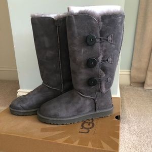 UGG Bailey Button Triplet Boot - Gray Size 7